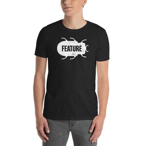Puede incluir: Camiseta negra con un gráfico blanco de un insecto con la palabra "FEATURE" dentro de un círculo.