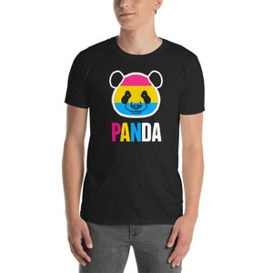Pode incluir: Uma camiseta preta com um gráfico de rosto de panda. O rosto do panda é colorido nas cores da bandeira do orgulho pansexual: rosa, amarelo e azul. O texto "PANDA" é impresso abaixo do rosto do panda em letras brancas com acentos rosa, amarelo e azul.