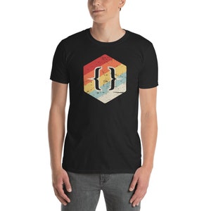 Puede incluir: Una camiseta negra con un gráfico retro de un par de llaves dentro de un hexágono. El hexágono está relleno con un arcoíris de colores, incluyendo rojo, naranja, amarillo, verde, azul y morado.