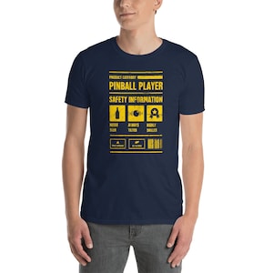 Zabawna koszulka z nadrukiem pinballa (Unisex) / Koszulka z nadrukiem dla kolekcjonerów pinballi - „Informacje o bezpieczeństwie”