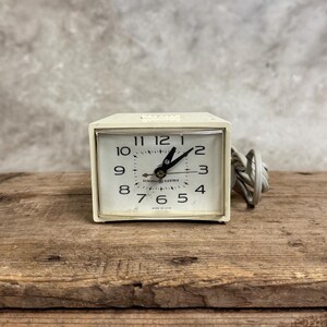 Reloj despertador vintage General Electric: diseño estadounidense, probado