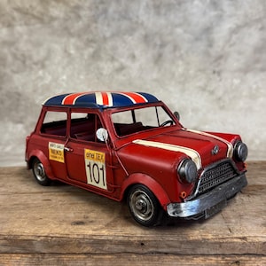 Réplica em miniatura de carro Mini Cooper de lata com teto Union Jack, decoração natalina em miniatura de Mini Cooper de lata, Mini Cooper vermelho de 28 cm (11 polegadas).