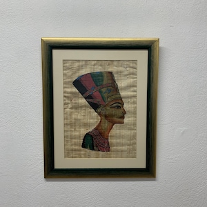 Pintura de papiro egipcio pintada a mano de la reina Nefertiti: una combinación cautivadora de arte, mitología y energías positivas para tu hogar.