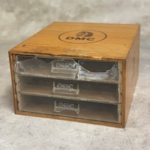 Caja de almacenamiento de hilo de bordar DMC, caja de costura de madera, almacenamiento de suministros de costura vintage.