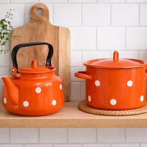 Op de afbeelding: Een set van drie keramische mokken met een gespikkelde, matte afwerking. Elke mok heeft een andere kleur: lichtblauw, crème en grijs. De mokken hebben een eenvoudig, modern ontwerp en een comfortabele handgreep.