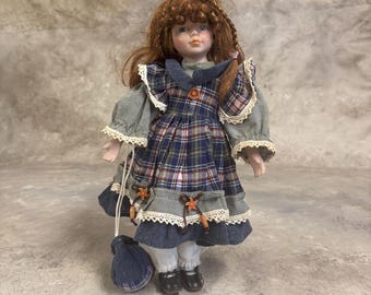 Vintage Bisquit Porzellan Puppe: 1980er Jahre Sammlerpuppe Griechische Puppe, Karo Kleid