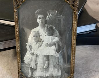 Cadre photo en laiton antique, 5,5 x 3,1 pouces avec motifs floraux en relief, décoration d'intérieur élégante, cadeau pour les proches