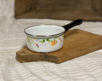 Olla de cocina vintage esmaltada con asa, hierro fundido esmaltado, cacerola beige.