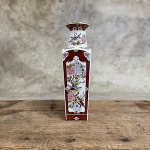 Vintage Japanese Imari Vase, Porcelain Vase with Floral Design, Asian Decoration, Vintage Medium Vase.