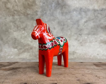 ヴィンテージの赤いダーラ馬の置物 - スウェーデンの民芸品 (5 cm