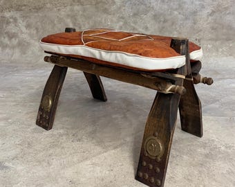 Aegyptischer Vintage Fußhocker aus Leder - 1950er Jahre Messingmedaillons, handgefertigter rustikaler Fußhocker - dekorativer Boho-Akzent