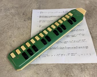 Vintage Suzuki Melodion School 26: Retro Wind Keyboard Harmonica