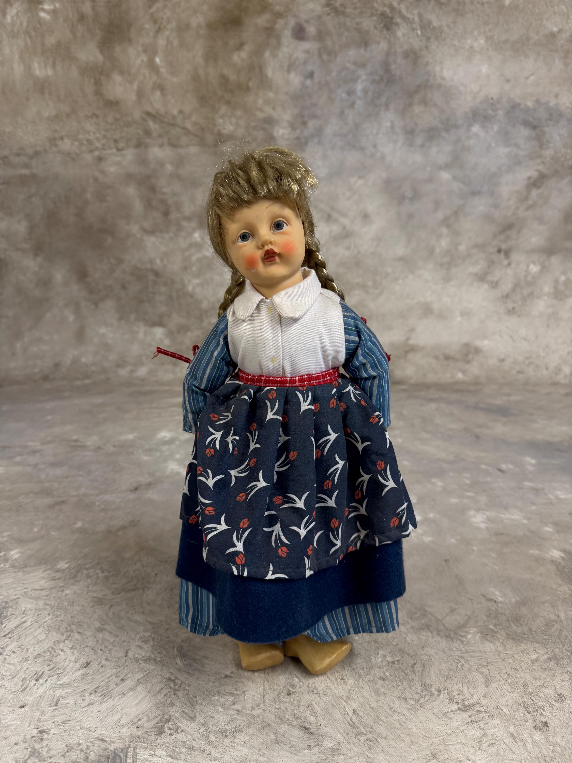 ヴィンテージオランダ磁器人形：地方の衣装、コレクター向けビスク