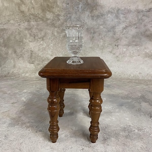 Mesa auxiliar pequeña de madera clásica vintage - Elegante mesa auxiliar con pedestal para sala de estar o dormitorio - Mesa auxiliar rústica - Decoración del hogar atemporal