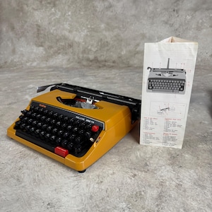 Brother typewriter Brother Deluxe 262TR Typewriter With Case Made in Japan.