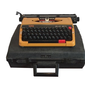 Brother typewriter Brother Deluxe 262TR Typewriter With Case Made in Japan. image 3