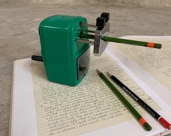 Vintage Grön Handvevpennvässare: Industriell Skrivbordsdekor