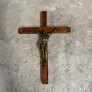 Elegantes Messing Kruzifix auf Holz Heilige Wand Dekor Handgefertigte Hölzerne Kreuz mit Messing Details Göttliche Messing Kruzifix Rustikale Wandkunst für Hom
