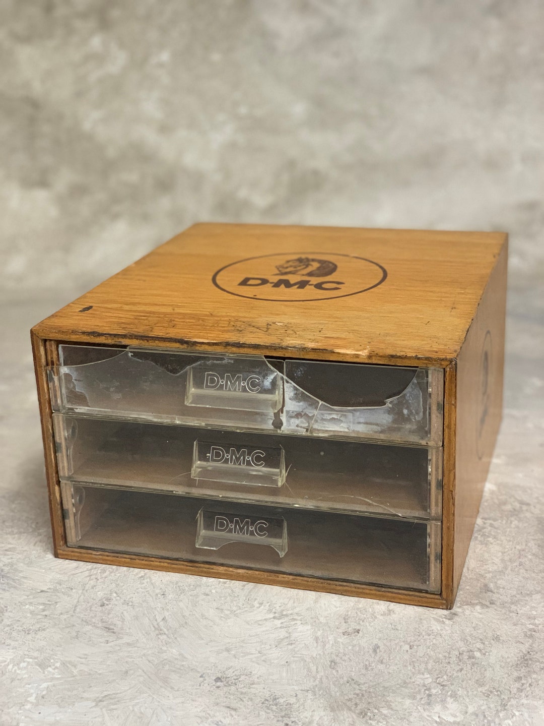 DMC ビンテージ引き出し Vintage Wooden Chest with 500 skeins assortment