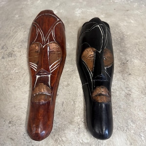 Ensemble de deux masques africains en bois sculptés à la main, Ensemble de deux sculptures murales en bois, Art africain, Sculptures sur bois faites main,
