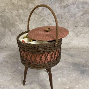 Cesta de costura vintage de tres patas de los años 50, caja de almacenamiento de mimbre y tela con motivos florales, perfecta para suministros de costura y regalo único