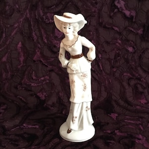Beautiful figurine of an Elegant Lady  Vintage Lady Sculpture