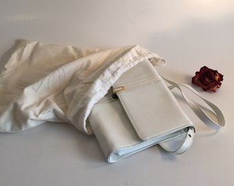 Vintage White Leather Crossbody Bag: Classic Everyday Handbag