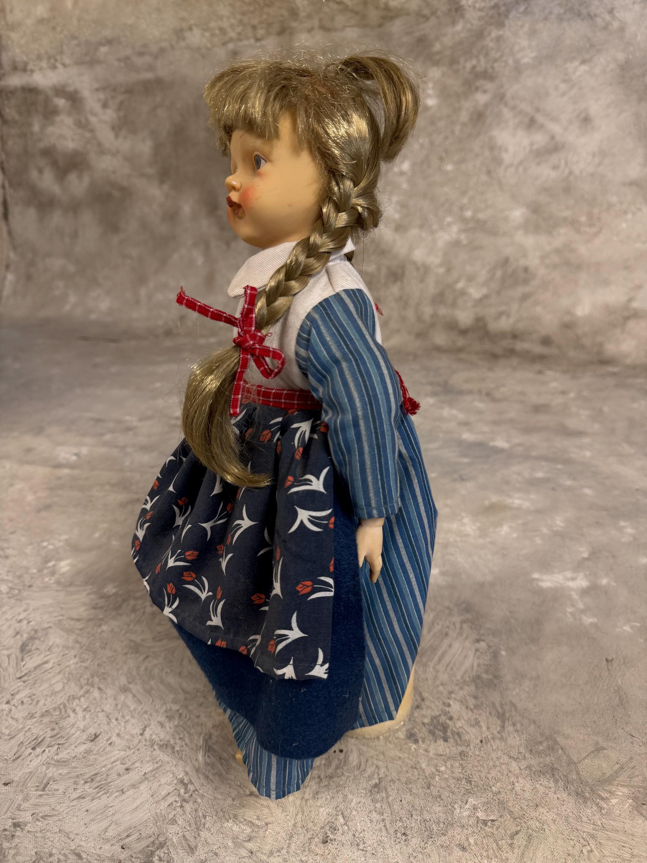 ヴィンテージオランダ磁器人形：地方の衣装、コレクター向けビスク