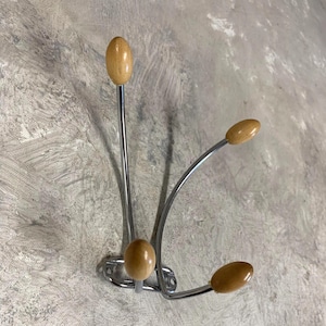 Può includere: Una tazza di ceramica bianca con manico nero e la scritta "But First, Coffee" in grassetto nero. La tazza è posta su uno sfondo sfocato, che suggerisce un'atmosfera accogliente.