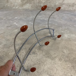 Perchero vintage de metal con pomos de madera pintados a mano, estilo industrial retro, ideal para decorar el recibidor o el dormitorio. Un regalo perfecto.