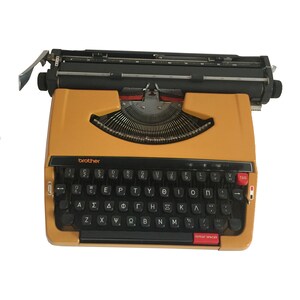 Brother typewriter Brother Deluxe 262TR Typewriter With Case Made in Japan. image 2