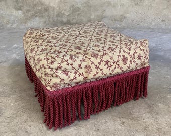 Vintage Floral Gobelin Fußhocker - Gepolsterter Sitz mit niedrigem Akzent und weinroten Fransen, perfektes Einweihungsgeschenk
