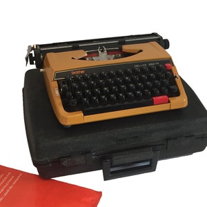 Brother typewriter Brother Deluxe 262TR Typewriter With Case Made in Japan. image 4