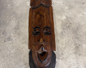 Maschera africana in legno intagliata a mano: scultura di arte tribale, decorazione etnica per la casa.