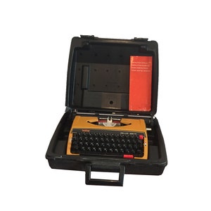 Brother typewriter Brother Deluxe 262TR Typewriter With Case Made in Japan. image 7