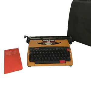 Brother typewriter Brother Deluxe 262TR Typewriter With Case Made in Japan. image 9