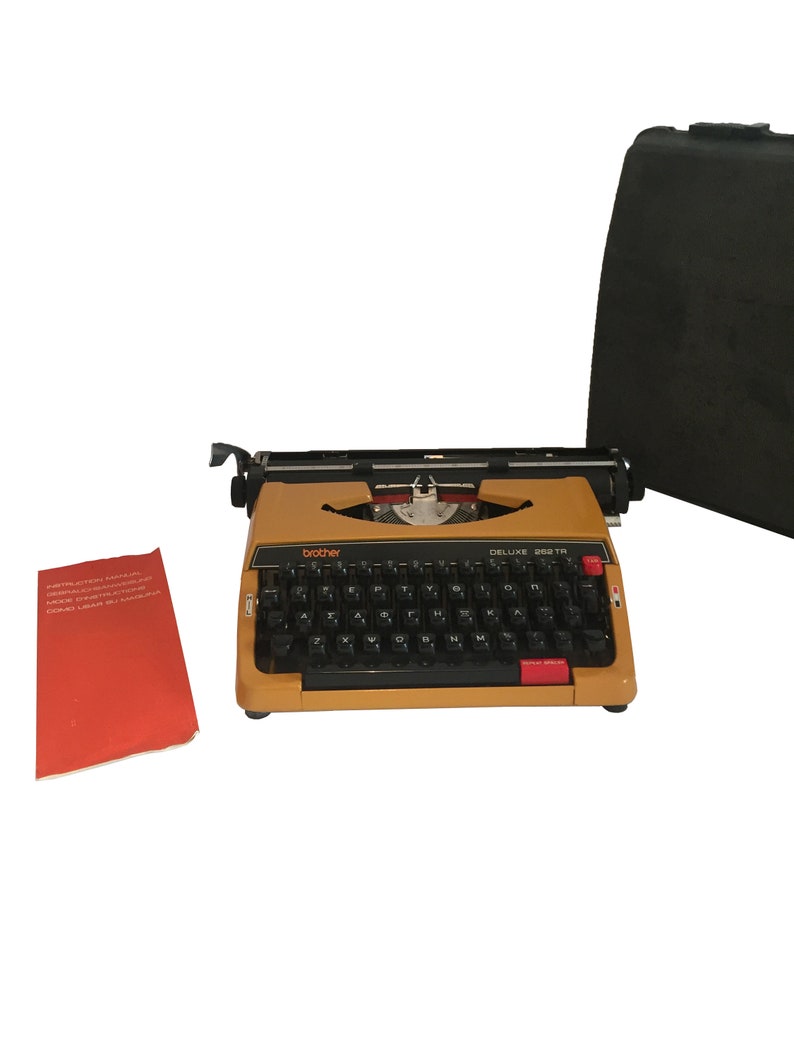 Brother typewriter Brother Deluxe 262TR Typewriter With Case Made in Japan. image 9