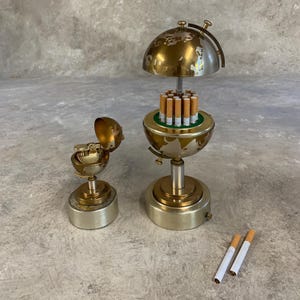Dispensador de cigarros e isqueiro vintage em formato de globo, porta-cigarros japonês Golden Globe dos anos 1960, decoração de bar de meados do século XX