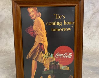 Coca-Cola Vintage Schild Druck - "Er kommt morgen nach Hause" WWII Era Ad - gerahmtes Sammlerstück Poster - Soda Erinnerungsstücke Geschenk."