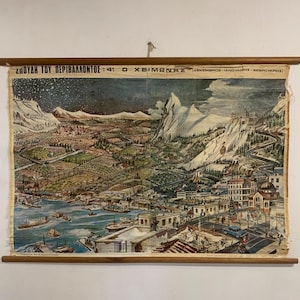 以下が含まれることがあります： ΣΠΟΥΔΗ ΤΟΥ ΠΕΡΙΒΑΛΛΟΝΤΟΣ: 4: Ο ΧΕΙΜΩΝΑΣというタイトルのヴィンテージ教育用ウォールチャート。山々、港の船、都市の風景が描かれた雪に覆われた沿岸の町の詳細なイラストが、2本の木製ロッドに取り付けられています。