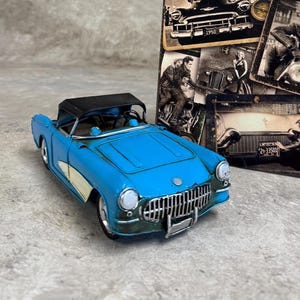Miętowa replika MG coupe w kolorze aqua, blaszana miniaturowa wersja samochodu MG, cynowa dekoracja w kształcie miniaturowego samochodu MG, zabytkowa zabawka samochodowa, wystrój wiejskiego domu.