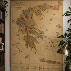 Könnte beinhalten: Ein großes Wandbild im Vintage-Stil, das eine geologische Karte von Griechenland auf gealtertem, beigefarbenem Papier zeigt. Die Karte stellt verschiedene farbige Regionen dar, die unterschiedliche Gesteinsformationen repräsentieren.