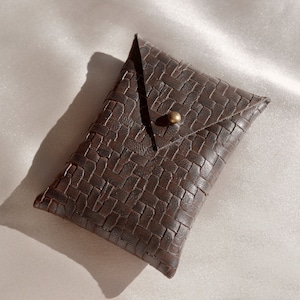 Portacarte, Dark Espresso. Piccolo portacarte realizzato con pelle vegana e hardware in ottone massiccio. Piccolo astuccio per articoli vari. Accessori Feng Shui.