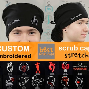 Puede incluir: Gorros de quirófano negros con opciones de bordado personalizadas. Los gorros son elásticos y presentan una variedad de símbolos y diseños médicos, incluidos corazones, cerebros, pulmones e intestinos. El texto "Your Name" está bordado en el gorro.