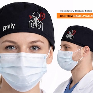 Könnte beinhalten: Schwarze OP-Haube mit weiß gesticktem Design für Atemtherapie und dem Namen "Emily". Die Haube wird von einer Person getragen, die eine OP-Maske trägt. Der Text "CUSTOM NAME AVAILABLE" ist ebenfalls sichtbar.