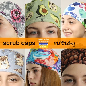 Op de afbeelding: Een assortiment van kleurrijke en gepatroneerde scrubcaps met verschillende ontwerpen, waaronder bloemen, avocado, harten, koffiebonen en een mops. De tekst "scrub caps" en "stretchy" wordt weergegeven op een gele banner. De tekst "make order to support UKRAINIAN seller" wordt ook weergegeven op de banner.
