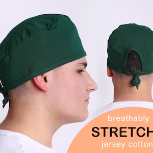 Peut inclure: Un bonnet de chirurgien vert foncé en jersey de coton extensible. Le bonnet a un lien à l'arrière et est conçu pour être respirant.