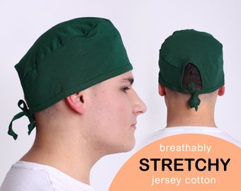 Può includere: Un berretto chirurgico verde scuro realizzato in jersey di cotone elasticizzato. Il berretto ha un laccio sul retro ed è progettato per essere traspirante.