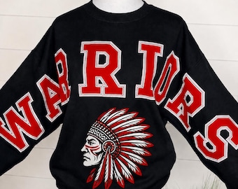 Trui met teamnaam | Oversized sweatshirt met voetbalmascotte | Schoolgeest | Gepersonaliseerd sweatshirt met stadsnaam en mascotte | Tekst van arm tot arm | Aanmoedigen