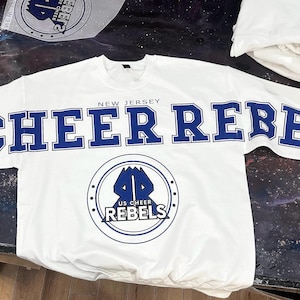 Voetbaltrui | Op maat gemaakt oversized sweatshirt met mascotte | Shirt schoolgeest | Gepersonaliseerde stad en mascotte | Arm tot arm, grote vetgedrukte tekst afbeelding 15